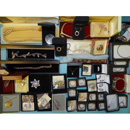 131 - A quantity of boxed costume jewellery by Giani, Brooks & Bentley, Franklin Mint, etc, (approxima... 