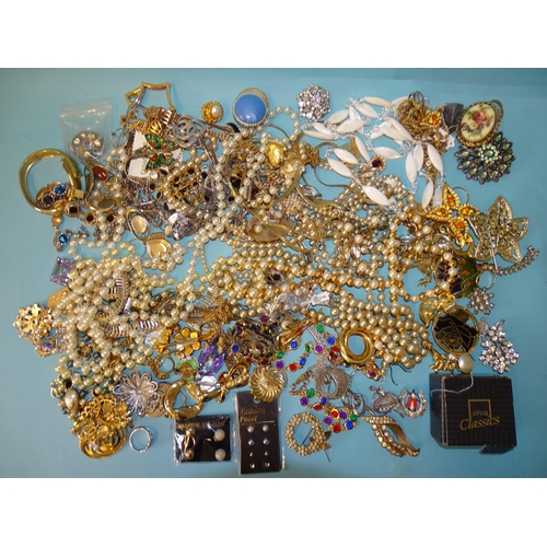 133 - A large quantity of modern costume jewellery, some in unopened packets.