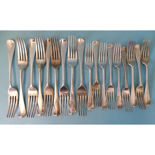 352 - Nine each Victorian silver Old English pattern table forks and dessert forks, Henry Holland, London ... 