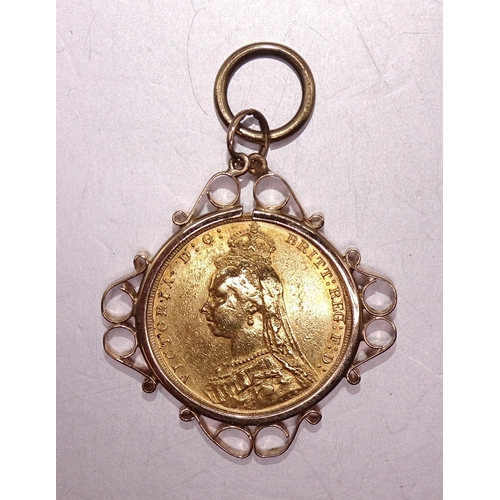 366 - A Queen Victoria sovereign, 1892, George and dragon back, in 9ct gold pendant mount, gross weight 10... 