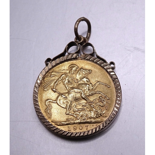 368 - An Edward VII sovereign, 1907, in 9ct gold pendant mount, 9.2g.