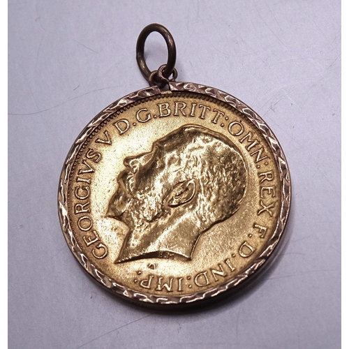 369 - An Edward VII sovereign, 1913, in 9ct gold pendant mount, 8.6g.