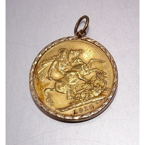 369 - An Edward VII sovereign, 1913, in 9ct gold pendant mount, 8.6g.