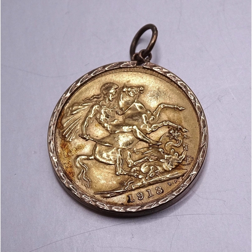 369 - An Edward VII sovereign, 1913, in 9ct gold pendant mount, 8.6g.