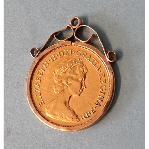 371 - An Elizabeth II half-sovereign, 1982, in 9ct gold pendant mount, 4.8g.