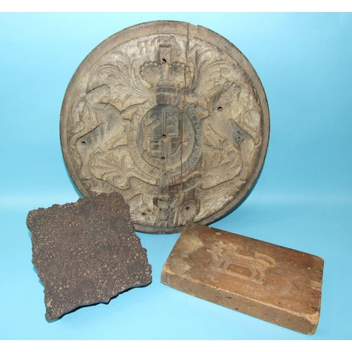 77 - A Victorian circular wooden plaster mould carved with the royal coat of arms, the reverse with metal... 