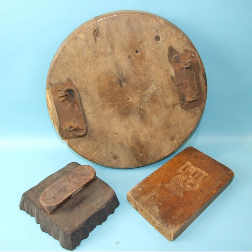 77 - A Victorian circular wooden plaster mould carved with the royal coat of arms, the reverse with metal... 