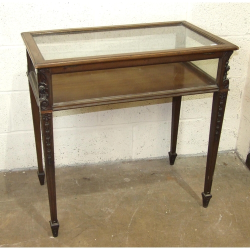 91 - An Edwardian walnut rectangular display table with glazed hinged lid, on carved square tapered legs,... 