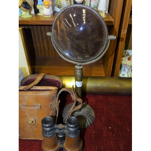 81 - A late 19th/early 20th century swivel adjustable magnifying glass with convex lens, on brass column ... 