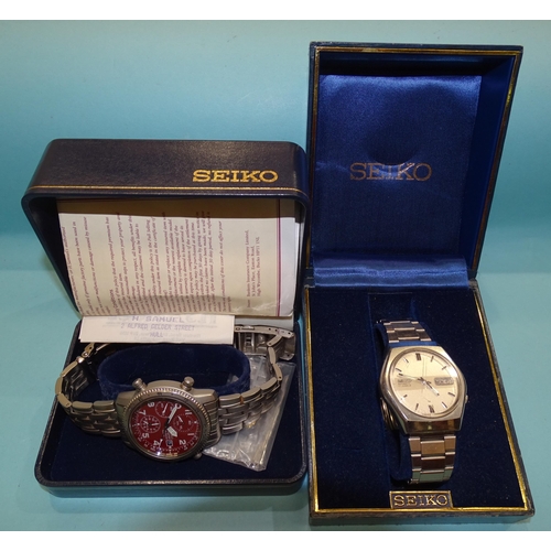 131 - Seiko, a gent's chronograph Water Resist 100m wrist watch, (quartz), with red dial, three subsidiary... 