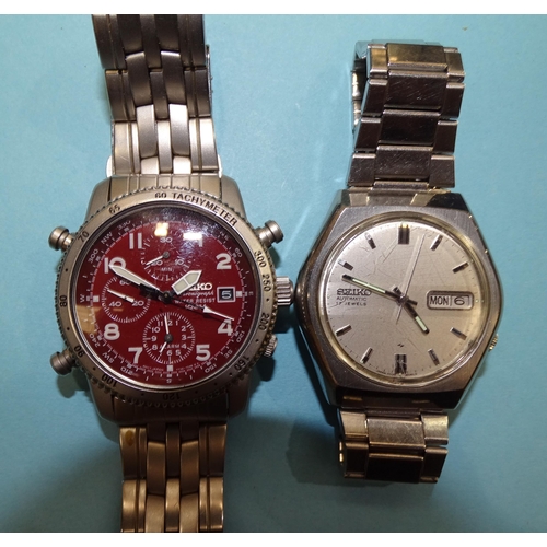 131 - Seiko, a gent's chronograph Water Resist 100m wrist watch, (quartz), with red dial, three subsidiary... 