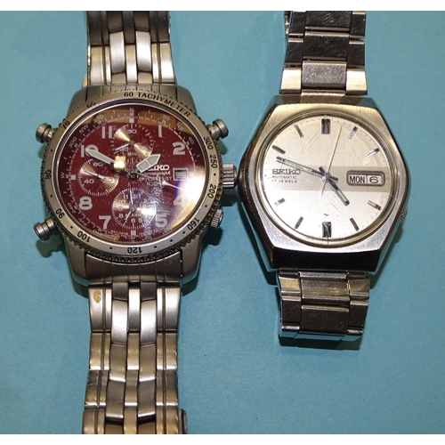 131 - Seiko, a gent's chronograph Water Resist 100m wrist watch, (quartz), with red dial, three subsidiary... 