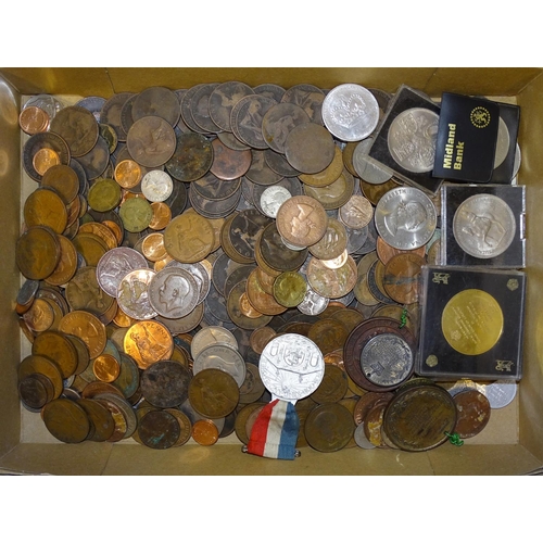 128 - A collection of British and foreign coinage, including pre-1947 and other silver coinage.... 