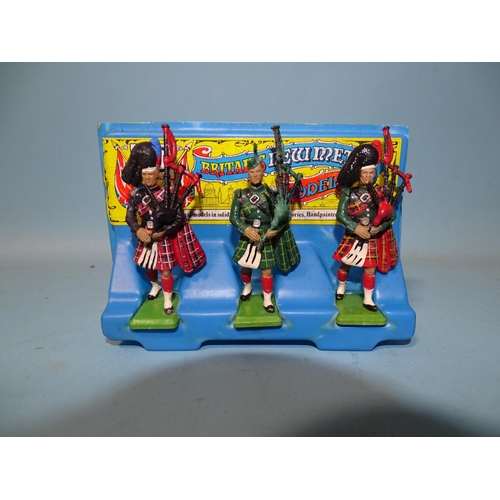 255 - Britains, Scottish Regiment, (boxed), sets: 7206, 7207, 7237, 7245 and 7218 and nine unboxed soldier... 