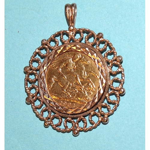 411 - A 1901 half-sovereign in 9ct gold filigree mount, 7.3g.