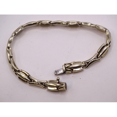 414 - A 9ct gold bracelet of fancy links, with concealed clasp, 19cm, 8.9g.