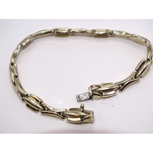 414 - A 9ct gold bracelet of fancy links, with concealed clasp, 19cm, 8.9g.