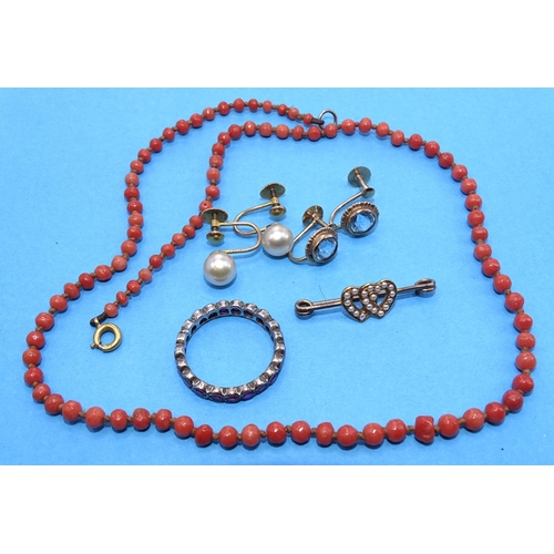 422 - A string of graduated coral beads, a small ring of two seed pearl-set hearts, two pairs of 9ct gold-... 