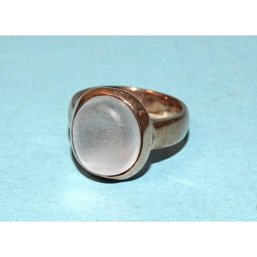 470 - A gold ring collet-set a moonstone (worn), size H, 4.8g.