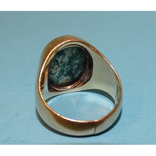 477 - A gentleman's 18k gold ring set oval moss agate cabochon, size P½, 13.1g, (shank split).... 