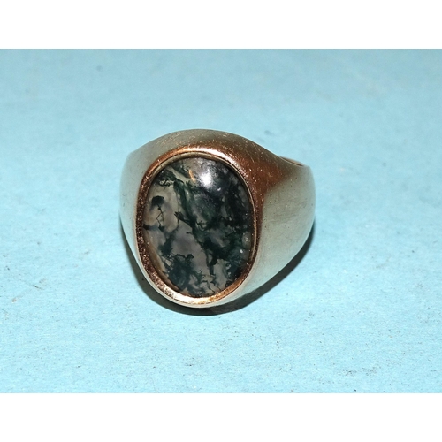 477 - A gentleman's 18k gold ring set oval moss agate cabochon, size P½, 13.1g, (shank split).... 