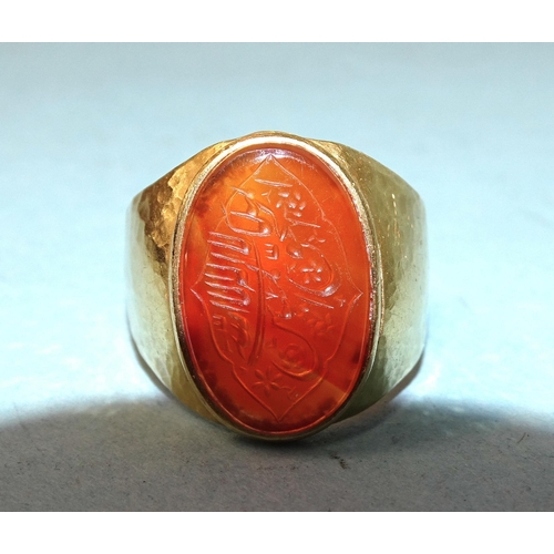 481 - A gentleman's beaten-gold signet ring set agate intaglio etched with Islamic script, size R, 12.4g.... 