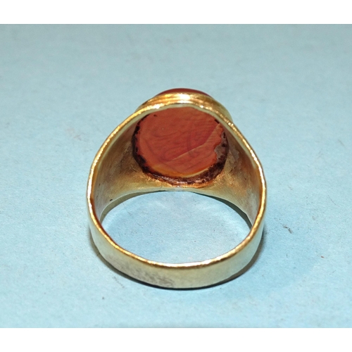 481 - A gentleman's beaten-gold signet ring set agate intaglio etched with Islamic script, size R, 12.4g.... 