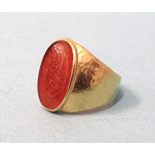 481 - A gentleman's beaten-gold signet ring set agate intaglio etched with Islamic script, size R, 12.4g.... 