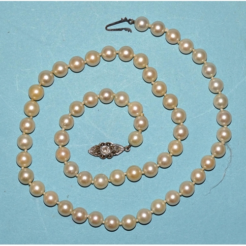 482 - A single-row necklace of uniform cultured pearls with 800-silver clasp, length 53cm, pearls 7.5mm di... 