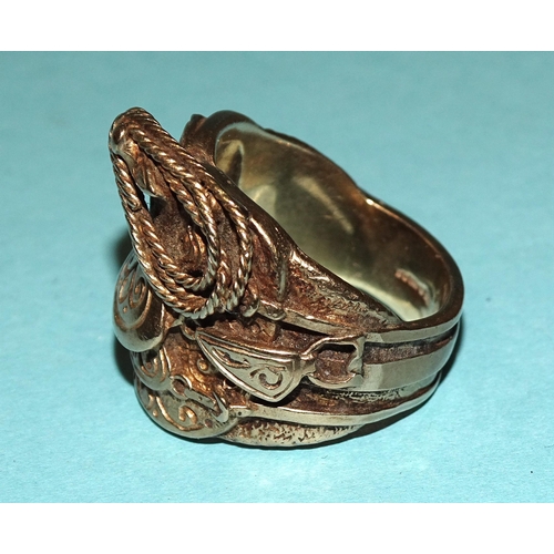 500 - A gentleman's 9ct gold ring in the form of a Western saddle, size Y, 27.1g.