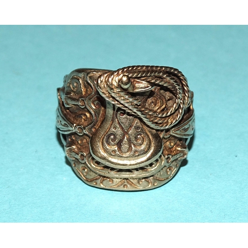 500 - A gentleman's 9ct gold ring in the form of a Western saddle, size Y, 27.1g.