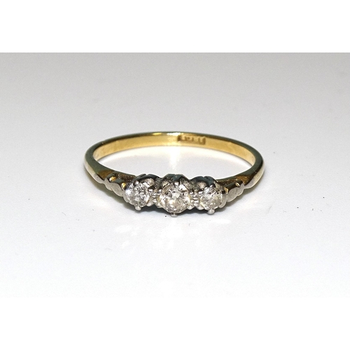 333 - A three-stone diamond ring claw-set three brilliant-cut diamonds, in 18ct gold mount, size P, 2.3g.... 