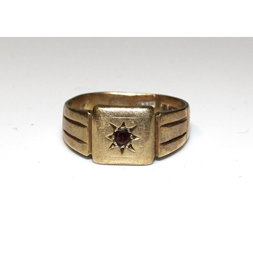 335 - A 9ct gold ring set garnet, size R, 4.7g.