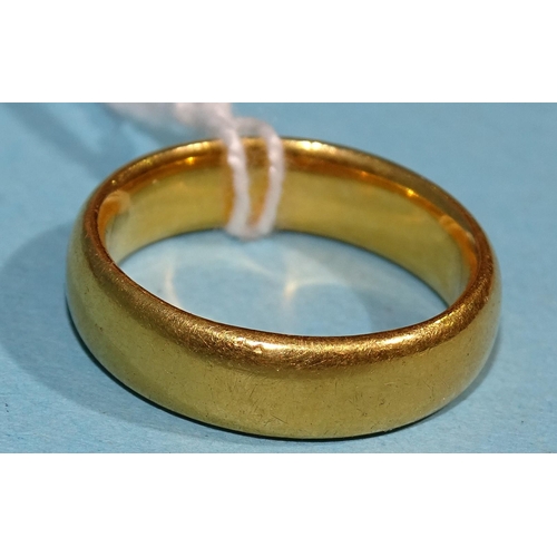 343 - A 22ct gold wedding band, size N½, 9g.