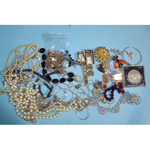 351 - A quantity of costume jewellery.