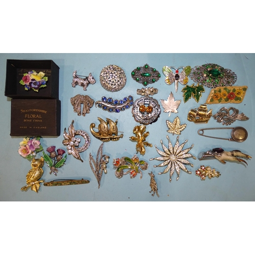 195 - Thirty various costume jewellery brooches, mainly flowers, animals, etc.