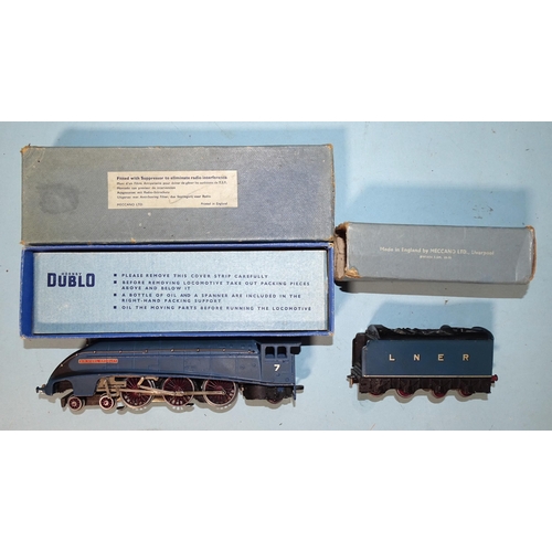 239 - Hornby Dublo, EDL1 3-rail Class A4 4-6-2 LNER blue locomotive and tender 