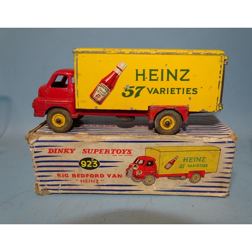 323 - Dinky Supertoys, 923 Big Bedford Van 