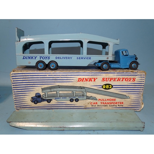 323 - Dinky Supertoys, 923 Big Bedford Van 