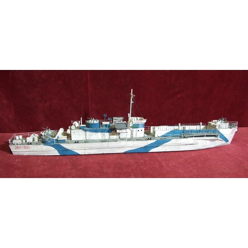 416 - A resin-built WWII D-Day landing craft 264-305, 65cm long, 17cm high.