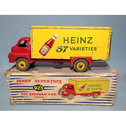 323 - Dinky Supertoys, 923 Big Bedford Van 