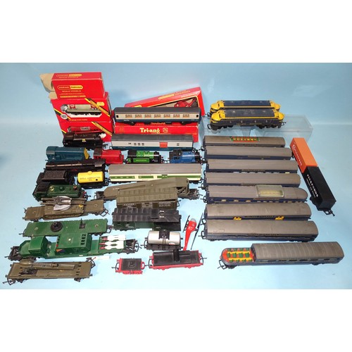 237 - A quantity of Triang and Hornby OO gauge railway, including R2121A BR Bo-Bo diesel electric Class 25... 