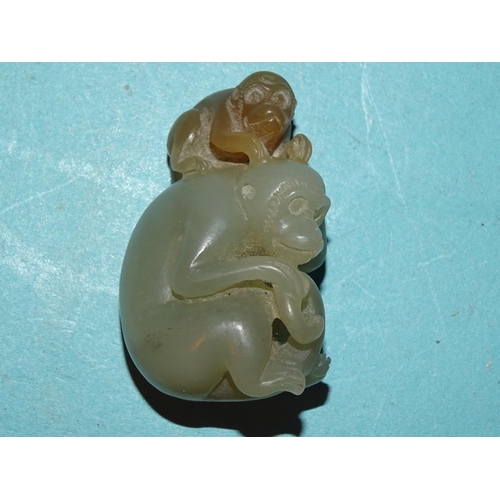 146 - A jade figure of a monkey and juvenile grooming, 4cm high, 2.5cm wide.