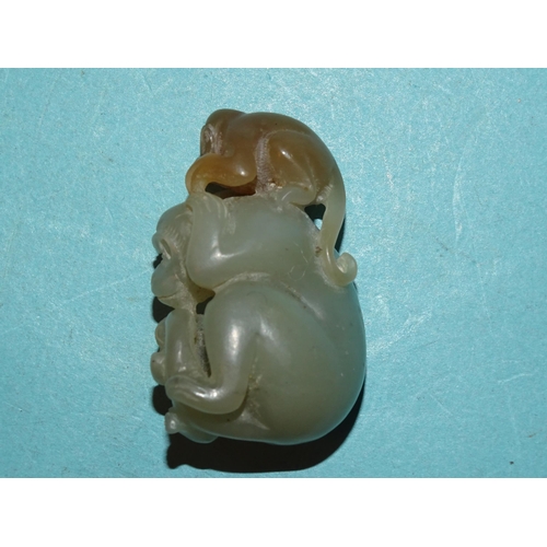 146 - A jade figure of a monkey and juvenile grooming, 4cm high, 2.5cm wide.