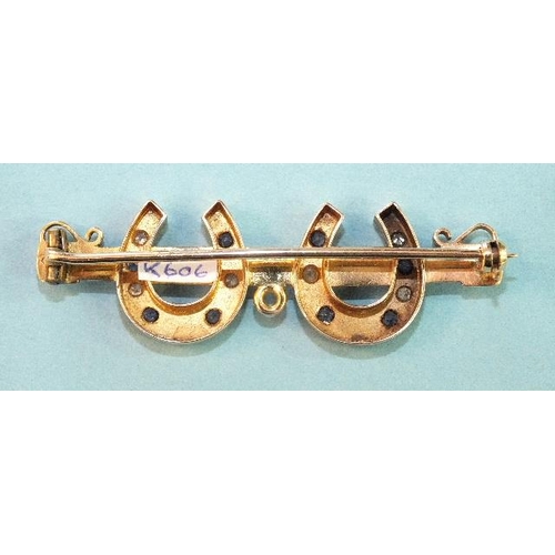 212 - An Edwardian bar brooch, the yellow gold bar with a pair of horseshoes, alternately-set round-cut sa... 