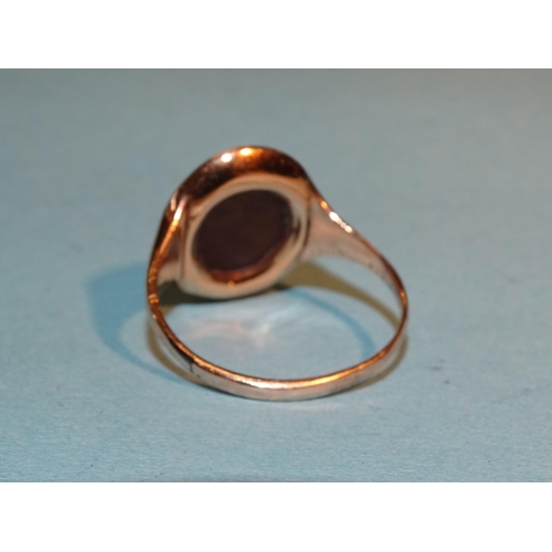 261 - A Georgian gold signet ring set hardstone carved as a cameo of a man's profile, size M, 2.8g.... 