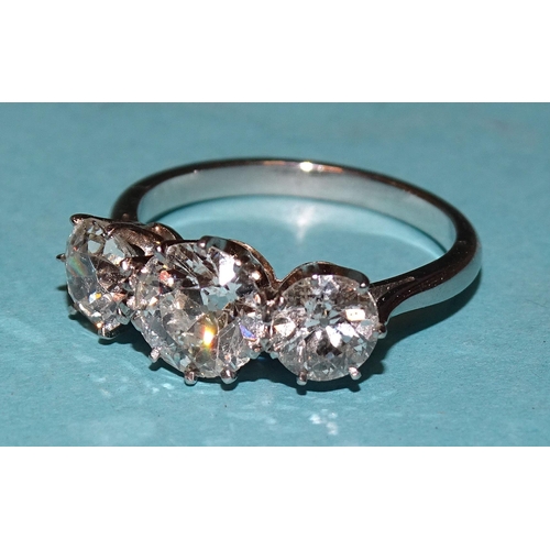 280 - A three-stone diamond ring claw-set brilliant-cut diamonds of approximately 0.65cts, 1.2cts and 0.7c... 