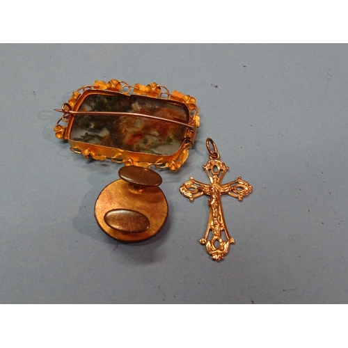 373 - An enamelled stud with the initial 'R', an unmarked gold crucifix, 1.3g (tests as 18ct approximately... 