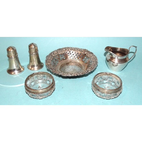 522 - An Edwardian silver pierced circular bonbon dish, 11.5cm diameter, Chester 1907, a small silver jug,... 