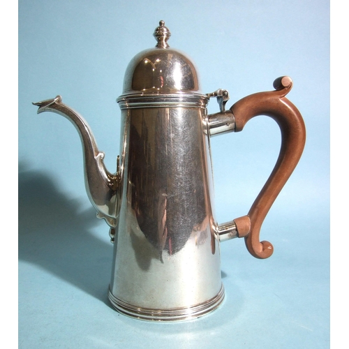 579 - A coffee pot of plain tapered form, with dome lid and wood handle, 23.5cm high, London 1918, ___23oz... 